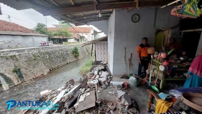 
					Plengsengan Sungai Ambrol, Dapur 2 Rumah Rusak