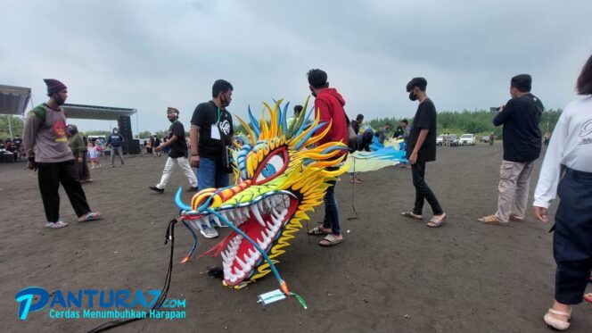 
					26 Layang-layang Naga Mengangkasa di Pantai Permata