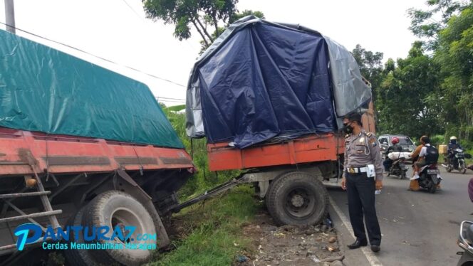 
					Rem Blong di Jalan Menurun, Truk Gandeng Tabrak Truk Boks