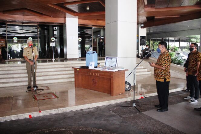 
					APRESIASI: Gubernur Jawa Tengah, Ganjar Pranowo, saat menyambut perwakilan dari PT. HM Sampoerna dan Yayasan Stapa Center yang akan memberikan bantuan penanganan Covid-19. 