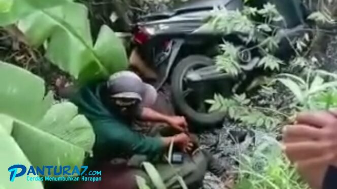 
					Ditabrak Pikap, Pemotor Tewas, Terjun ke Sungai