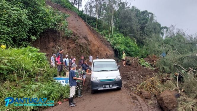 
					Material Longsor di Jalur Bromo Dibersihkan, Lalin Dibuka-tutup