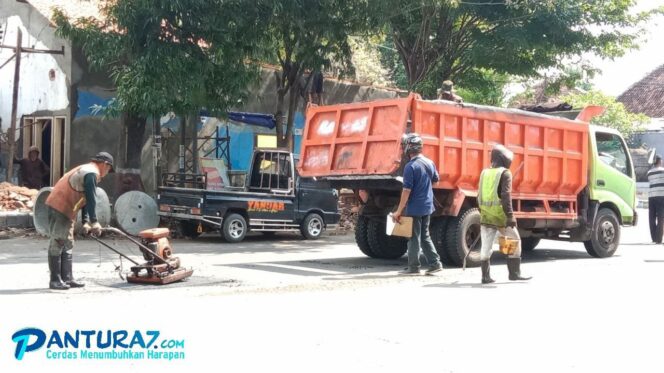 
					Minim Anggaran, Perbaikan Jalan Rusak di Kab. Probolinggo Terbengkalai