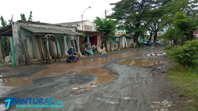 
					Jadi Kubangan Lumpur, Pemkab Pasuruan Janji Segera Perbaiki 2 Jalur Ini