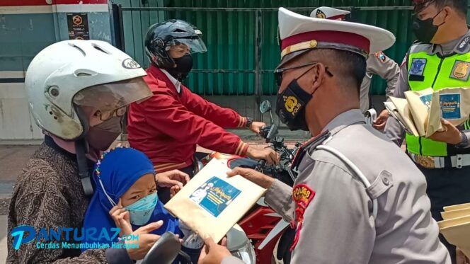 
					Pelanggar Lalu Lintas Dapat Buku Yasin, Peci, hingga Jilbab