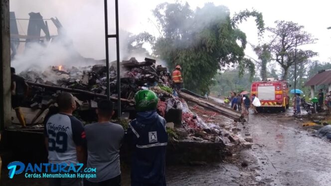 
					Tersambar Petir, Gudang Benang di Purwosari Hangus Terbakar