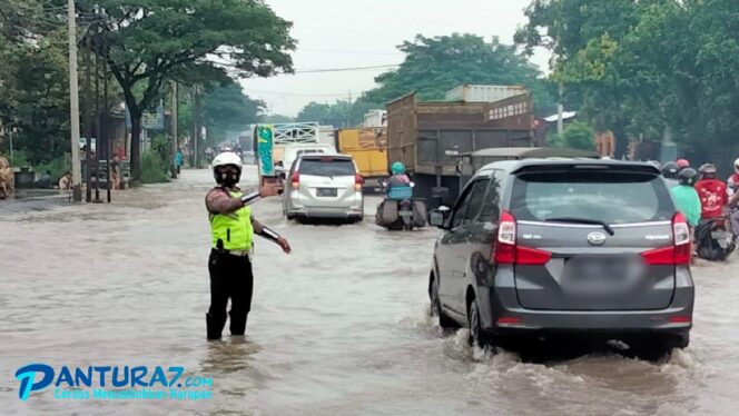 
					Terendam Banjir, Jalur Pantura Pasuruan Lumpuh