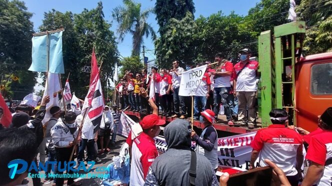 
					Puluhan Anggota LSM dan Eks-Karyawan RSUD Demo DPRD