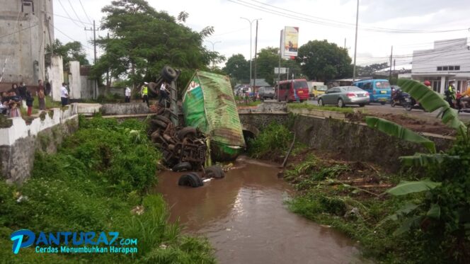 
					Diduga Rem Blong, Trailer Tabrak Pemotor lalu Terjun ke Sungai