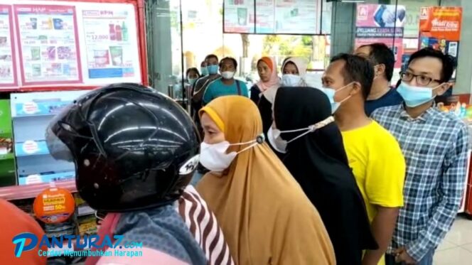 
					Minyak Goreng Masih Langka di Kota Pasuruan, Antrian Mengular