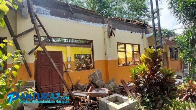 
					Atap SDN Muneng Kidul Ambruk, Siswa Belajar di Teras Toilet