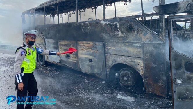 
					Bus Terbakar di Tol Pandaan-Malang Gegara Power Bank, Benarkah?