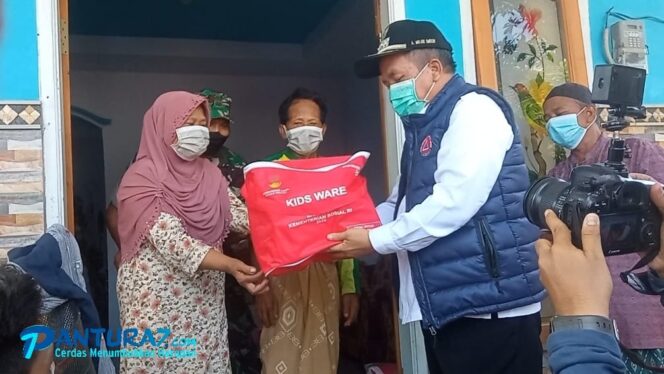 
					Gus Mujib Salurkan Bantuan bagi Warga Terdampak Banjir