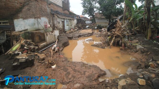 
					Banjir Terjang Pohjentrek Pasuruan, 6 Rumah Porak-poranda, 1 Jembatan Putus