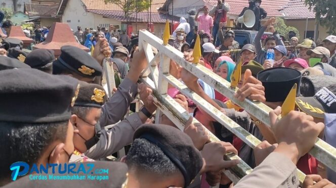 
					Warga Tegalwatu Demo Tuntut Hitung Ulang, Pintu Kantor Kecamatan Dijebol