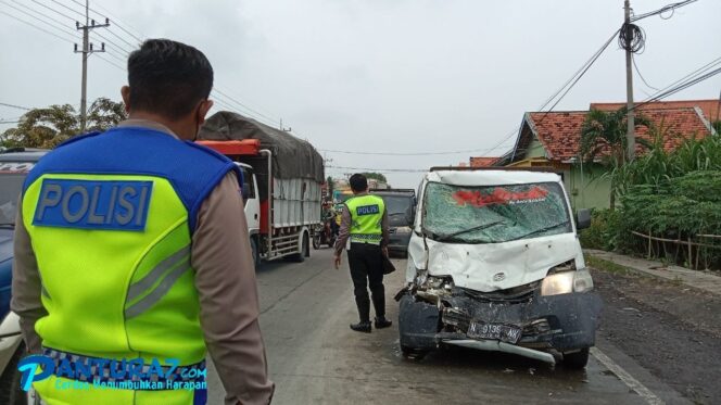 
					Ban Copot, Pikap Muat Ikan Hantam 2 Kendaraan