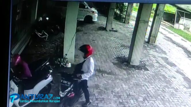 
					CURANMOR: Tangkapan layar CCTV saat dua sekawan mencuri motor di kilini bersalin di Kota Pasuruan. 