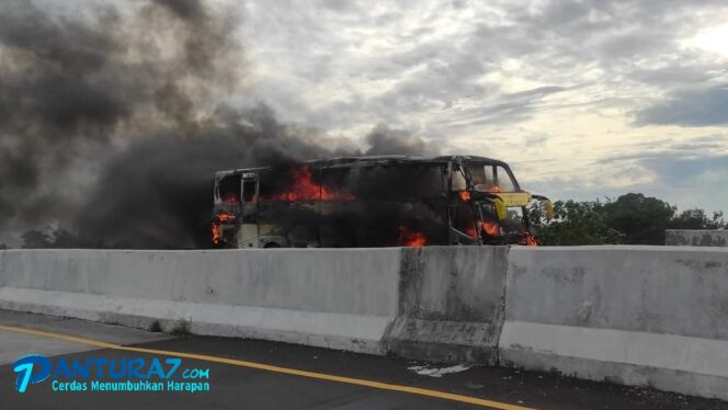 
					Bus Terbakar di Tol Pandaan-Malang, Jalur Macet