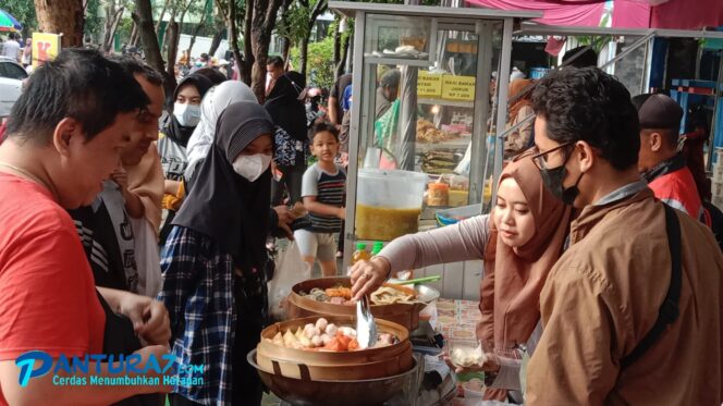 
					Bazar Takjil Alun2 Kraksaan Penuh Desak, Warga Luar Kota pun Antusias