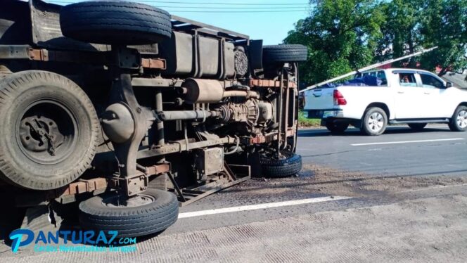 
					Hindari Motor, Truk Boks Terguling di Purwosari