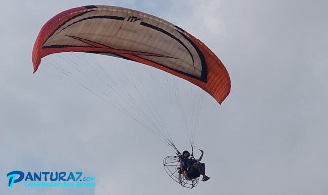 
					Ngabuburit’, Atlet Paramotor Latihan Bebas di Pelabuhan Perikanan