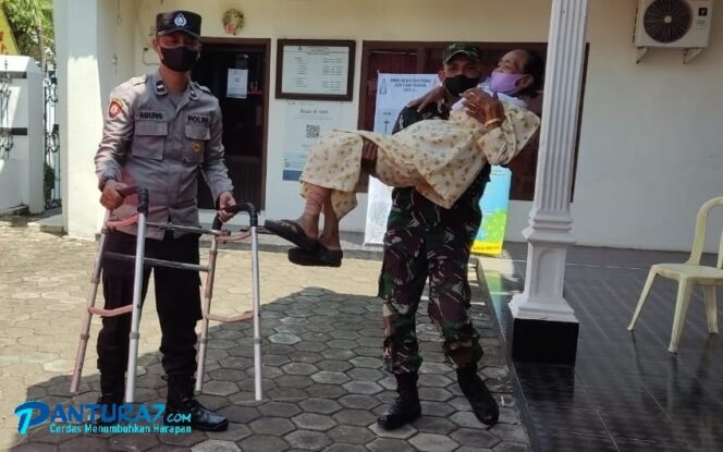 
					Ibadah Jumat Agung di Kraksaan, Sterilisasi Gereja hingga Polisi Gendong Lansia