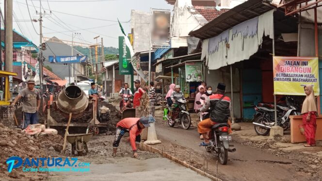 
					Bosan di-PHP Pemerintah, Warga Perbaiki Jalan Raya Wangkal Gading Secara Swadaya