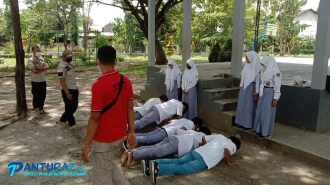 
					Pamer Makanan saat Siang Bolong, Sekelompok Pelajar Diciduk Satpol PP