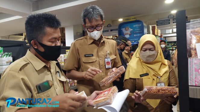 
					SIDAK: Petugas saat memeriksa makanan yang dijual di salah satu swalayan di Kota Probolinggo. (Foto: Hafiz Rozani)