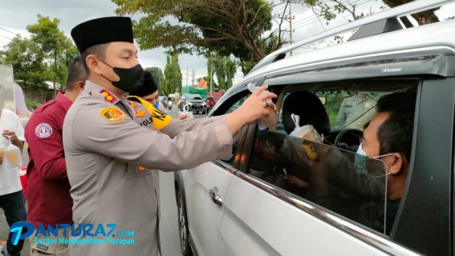 
					BAGI-BAGI: Polres Probolinggo saat sedang membagikan takjil kepada salah satu pengendara mobil di Jalan Raya Desa Randuputih, Kecamatan Dringu. (Foto: Moh. Ahsan Faradisi).