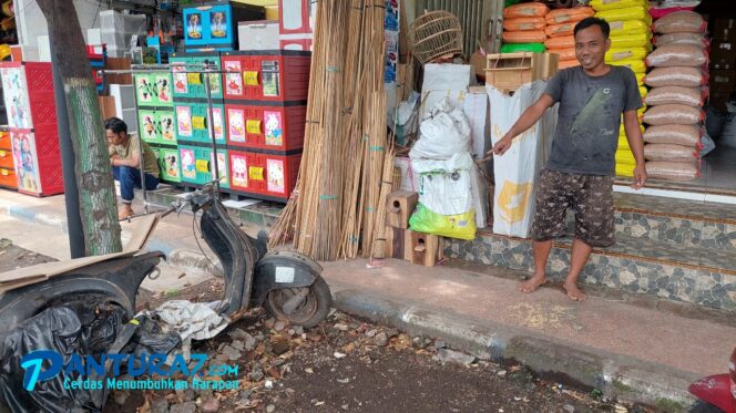 
					CURANMOR: Warga menunjukkan lokasi parkir motor sebelum digondol maling. (foto: Hafiz Rozani)