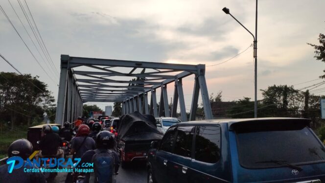 
					Mudik Lebaran 2022, Jalur Pantura Kraksaan Macet