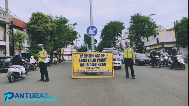 
					ARUS MUDIK: Satlantas Polres Probolinggo Kota saat sedang melakukan pengawalan lalu lintas.  