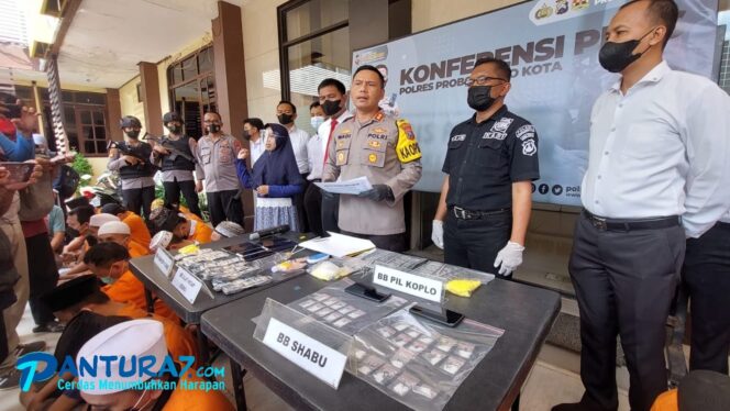 
					RILIS: Polres Probolinggo Kota saat menggelar rilis kasus narkoba, Senin pagi (25/4/2022). (Foto: Hafiz Rozani)