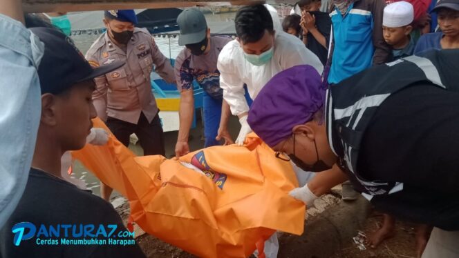 
					Jasad Pria Bertato Ditemukan Mengambang di Pelabuhan Kota Pasuruan