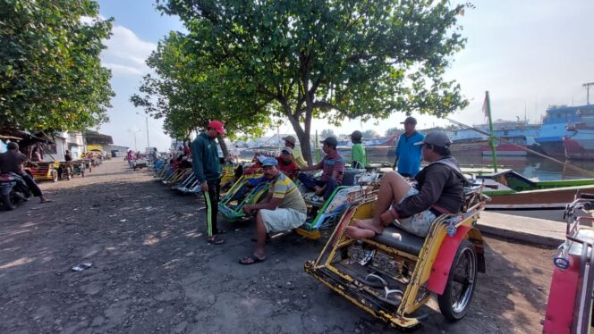 
					Tradisi Petolekoran, Becak dan Perahu Panen Penumpang