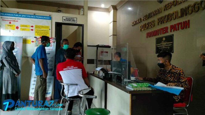 
					MELAPOR: Dua orang korban penipuan kartu tani saat melapor ke Polres Probolinggo, (Foto. Moh. Ahsan Faradisi).