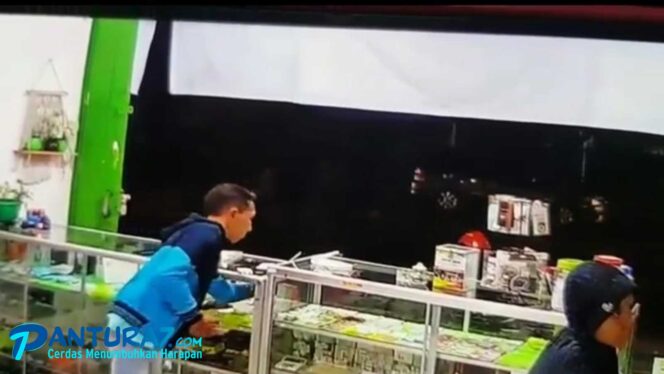 
					GAGAL: Aksi pencuri yang sempat terekam CCTV.