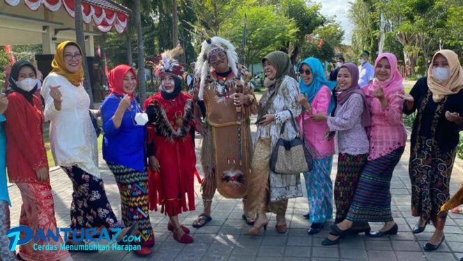 
					ARTIS DADAKAN: Kabid Kominfo mengenakan Kenakan baju adat dayak saat upacara adat Pemkab Probolinggo (Foto: Moh. Ahsan Faradisi).