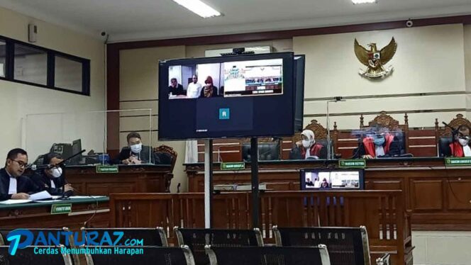 
					SIDANG: Puput Tantriana Sari dan Hasan Aminuddin saat menjalani sidang perkara tipikor (Foto: Moh. Ahsan Faradisi).