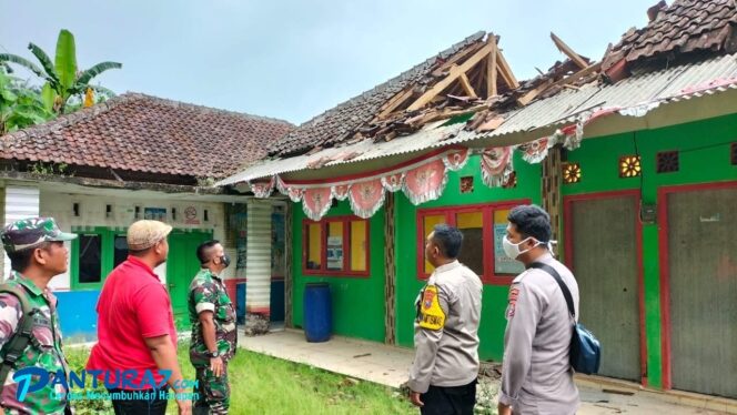 
					AMBROL: Potret Kantor Desa Tambak Ukir yang ambrol akibat hujan deras (Foto: Ainul Jannah).