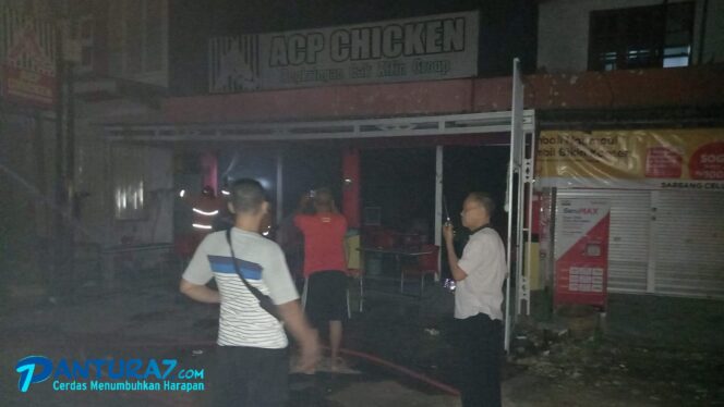 
					NYARIS LUDES: Warga dan Damkar berhasil memadamkan api di rumah makan sebelum membesar. (foto: Ainul Jannah)