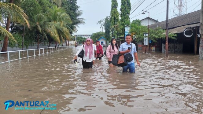 
					Banjir di Gending Capai 1 Meter, ini Kesaksian Warga