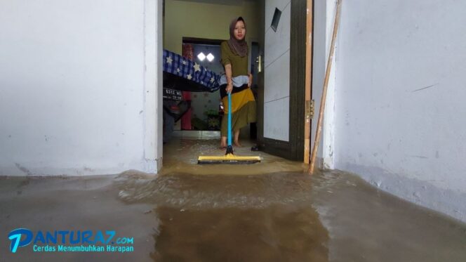 
					Hujan Deras, Banjir Rendam Pemukiman, Warga Kaget