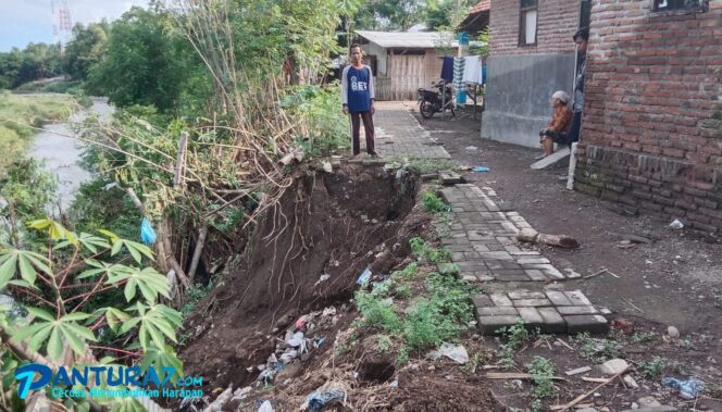 
					Tebing Sungai Ambrol, Pemukiman Warga di Pajarakan Terancam Longsor