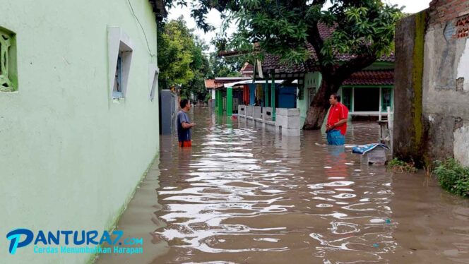 
					TERENDAM: Tampak warga masih bertahan di tengah banjir (Foto: Hafiz Rozani).