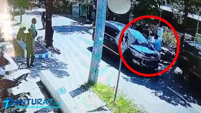 
					NYARIS: Tangkapan layar dari vidio CCTV yang sedang viral karena sengaja tabrak seorang pengacara usai sidang.  