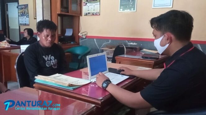 
					Muyet (37) warga Dusun Petongan, Desa Wringinanom, Kecamatan Tongas, Kabupaten Probolinggo saat dimintai keterangan di kantor Polres Pasuruan. (Foto: Moh. Rois) 