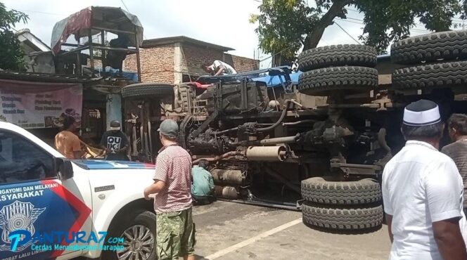 
					RUBUH: Kondisi truk yang alami kecelakaan di jalan raya, Pasrepan, Pasuruan, Rabu (18/05/2022), (Foto: Moh. Rois).