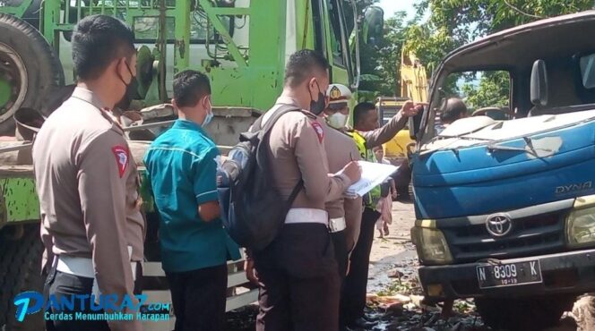 
					TKP: Kondisi truck dan mobil pasca alami kecelekaan, (Foto: Moh. Rois).